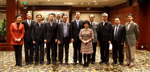 市领导会见协会部分副会长  